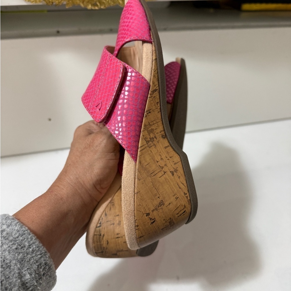 Vionic Women's Fuchsia Textured Mules in excellent conditions - Picture 13 of 16
